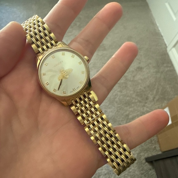 Women’s Gucci Timeless watch - Picture 2 of 6